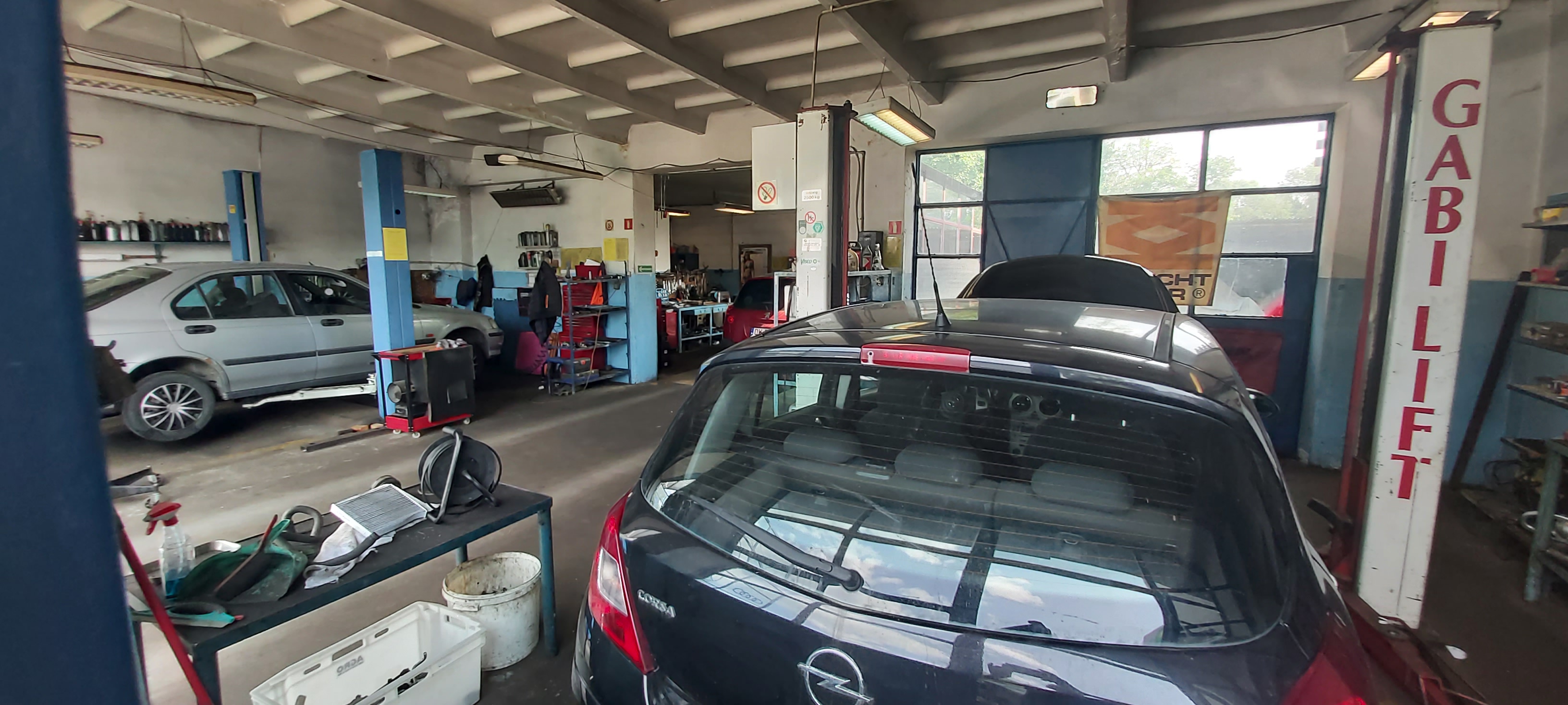 Hala warsztatowa z samochodami na podnośniku w warsztacie Automechanika Jarosz
