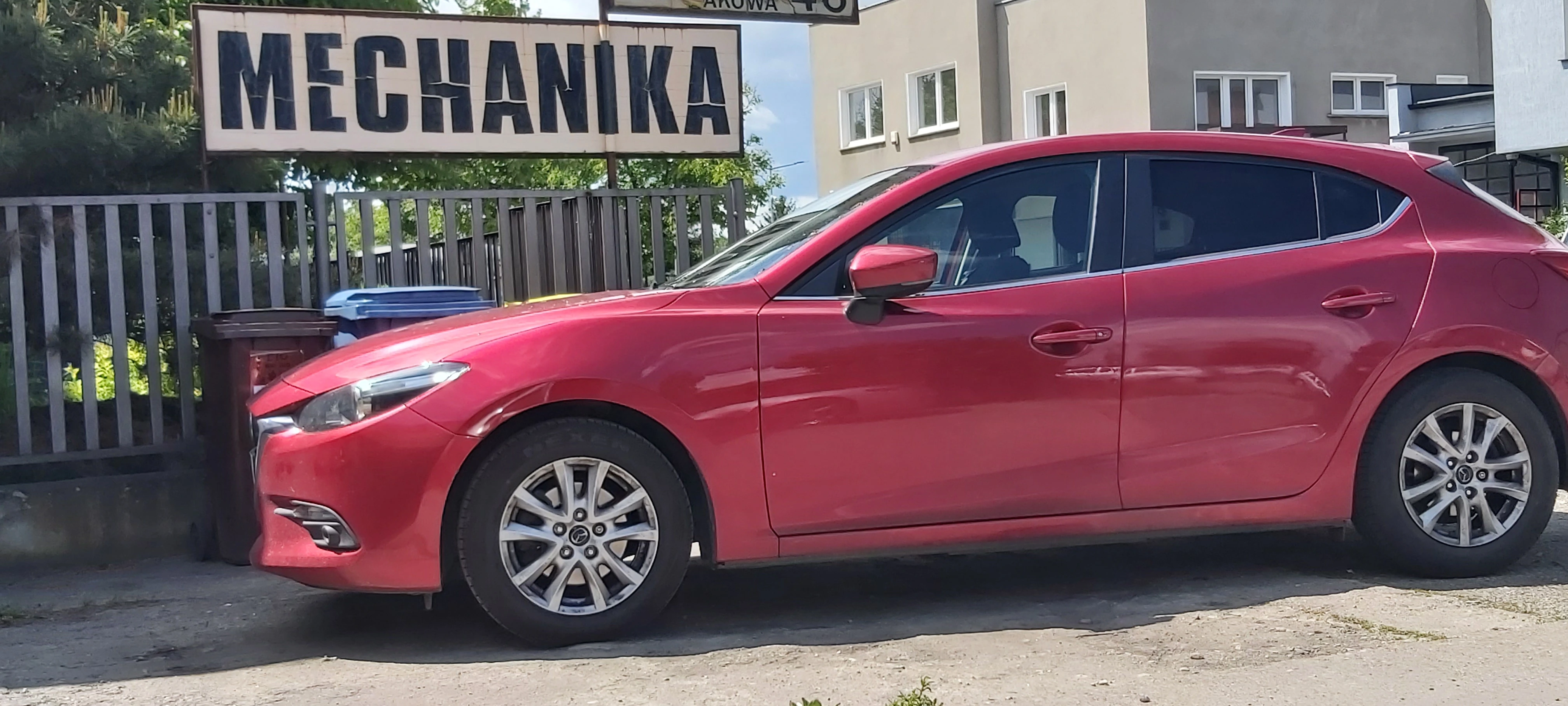 Samochód na parkingu przed warsztatem Mechanika Jarosz