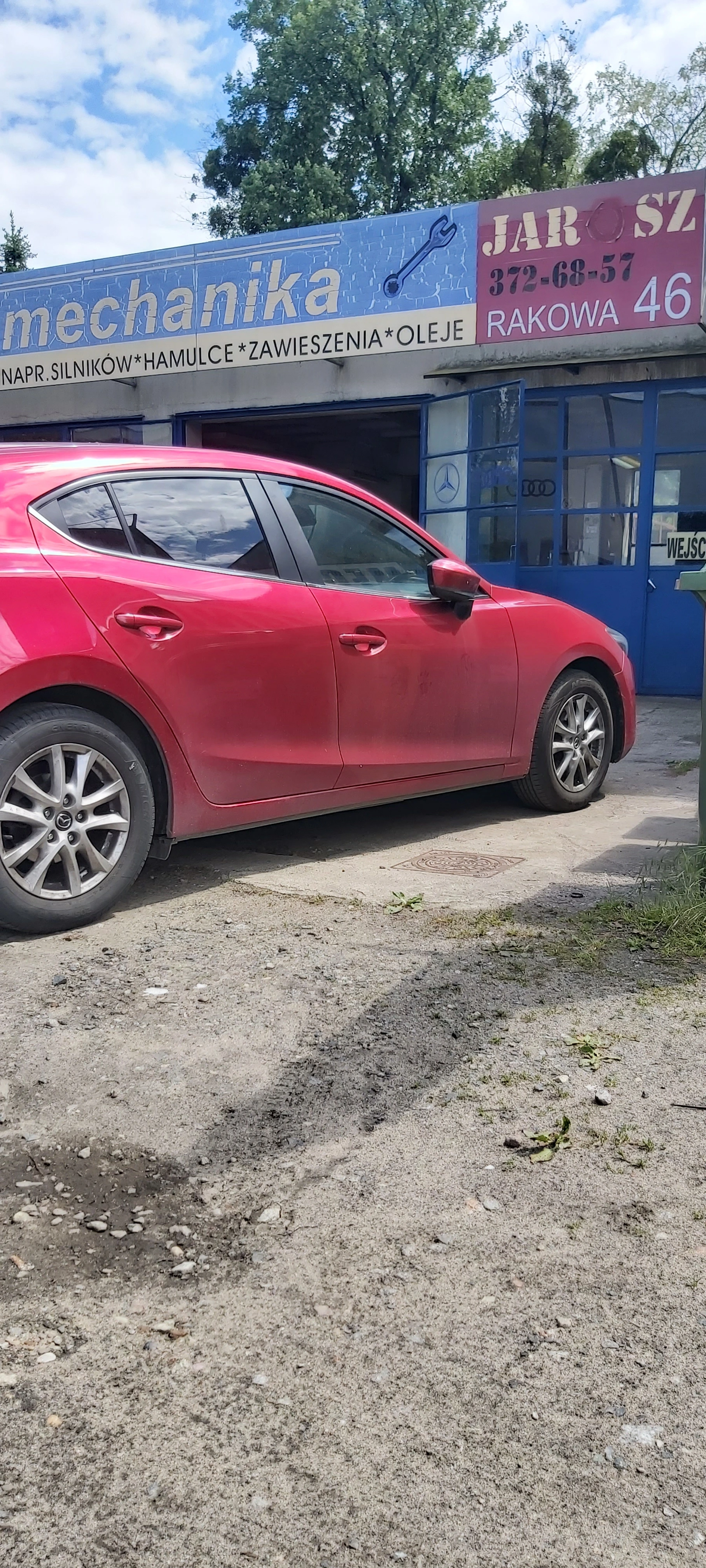 Samochód czekający na naprawę przed warsztatem Mechanika Jaorsz