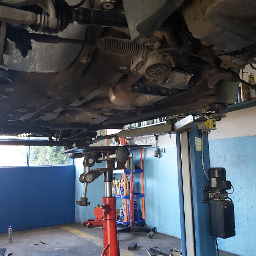 Naprawiany samochód na podnośniku w warsztacie Automechanika Jarosz